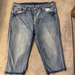 Women’s light wash capris